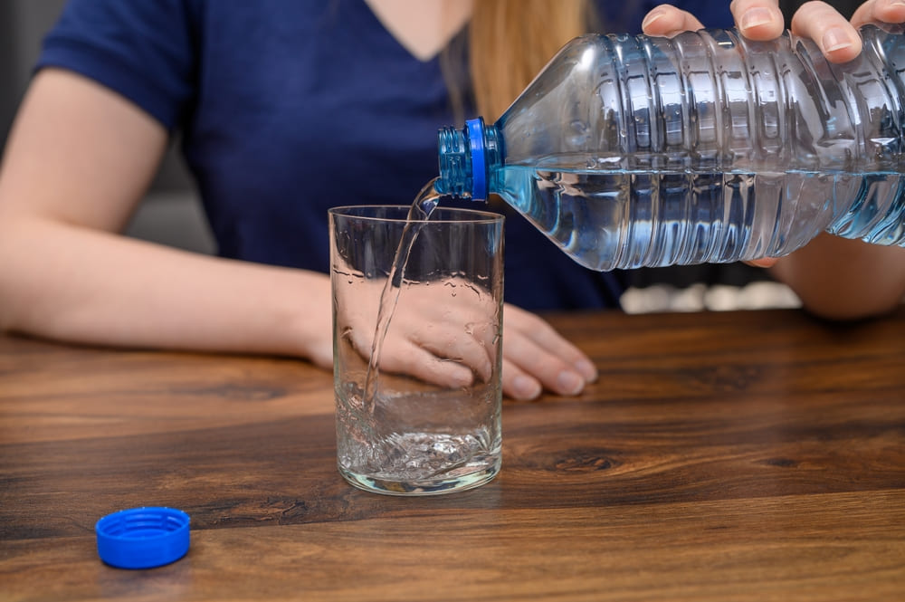 Does drinking water help acid reflux?